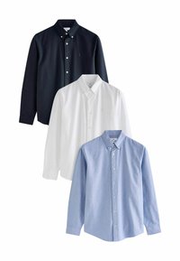 Tres camisas de manga larga: navy, blanca y azul claro. Cada una cuenta con un cuello abotonado, botones en la parte delantera y un pequeño logo en el pecho.