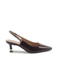Burgunderfarbenes Lackleder-Pumpschuh mit spitzem Zehenbereich, mittelhohem Absatz und goldfarbenem Akzentband. Glatte Textur und elegantes Design.