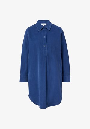 Modrá kordurová košilová šaty s knoflíkovým zapínáním vpředu, límečkem, dlouhými rukávy a zakřiveným lemem. Vyznačuje se měkkou strukturou a minimálním zdobením.