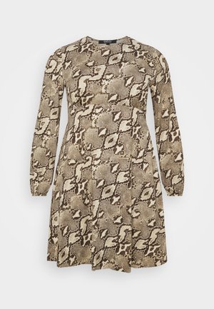 Langwerpige jurk met een slangenprint. Heeft een ronde hals, beige en bruine tinten, en een soepelvallende A-lijn silhouet.