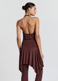 Braunes Neckholderkleid mit offenem Rücken, das mehrlagige Rüschen und ein tailliertes Oberteil aufweist. Hergestellt aus glattem, dehnbarem Stoff.