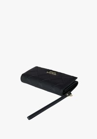 Portafoglio nero trapuntato con logo dorato, dotato di cinturino da polso e texture liscia. Design compatto con forma piegata e doppia sezione.