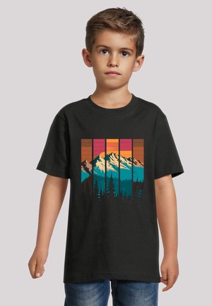 Schwarzes Baumwoll-T-Shirt mit einem bunten Grafikdesign einer Berglandschaft, das Gipfel, Bäume und horizontale Streifen in Orange, Pink und Türkis zeigt.