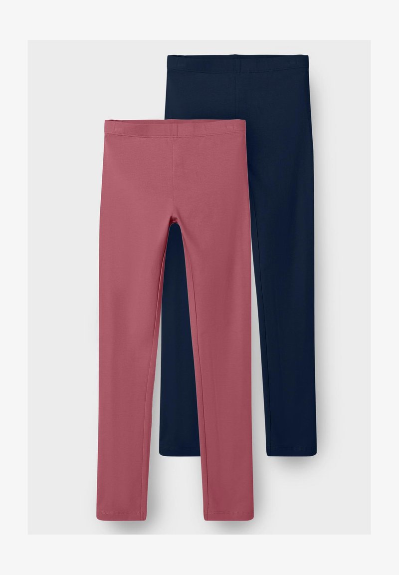 Twee paar leggings: één in het roze en één in het marineblauw. Beide zijn gemaakt van een gladde, rekbare stof met een elastische tailleband.