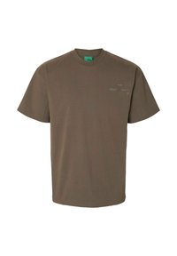 Rjava bombažna majica z okroglim izrezom, kratkimi rokavi in subtilnimi besedilnimi podrobnostmi na prsih. Preprost, sproščen kroj.