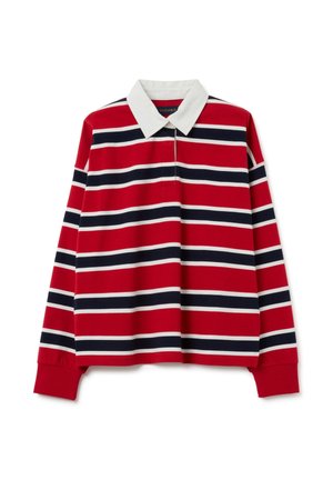 Polo a maniche lunghe rosso con strisce orizzontali bianche e blu navy, con colletto bianco e polsini a costine. Tessuto in cotone liscio.