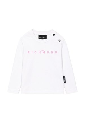 Witte lange mouwen shirt met roze "John Richmond" tekst, twee zwarte drukknopen op de schouder en een zwart merklabel op de zijnaad.