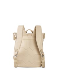 Béžový batoh s polstrovanou tkaninou, detailom zigzag prešívania, nastaviteľnými popruhmi a hornou rukoväťou. Obsahuje strieborné kovové doplnky.