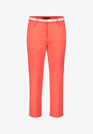 Pantalons couleur corail avec une coupe slim, en mélange de coton, dotés d'une ceinture blanche, de poches et de coutures détaillées pour un aspect soigné.