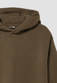 Bruine katoenen hoodie met een ronde halslijn, een grote capuchon en een zachte textuur. Het ontwerp bevat minimale stikdetails.