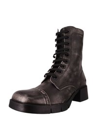 Bottine en cuir noir avec un bout rond, finition texturée, système de laçage à l'avant, semelle épaisse noire et détail de couture contrastante.
