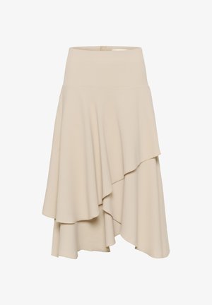 Bézs színű, aszimmetrikus midi szoknya réteges, redőzött anyagból, magas derékpánttal, fehér háttér előtt bemutatva.