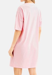 Rosa bomullst-shirt klänning med korta ärmar, avslappnad passform, som når midja lågt på låret, slät textur, enkelt mönster och rund halsringning.