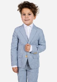 Pruhovaný oblek v světle modré a bílé barvě, vyrobený z měkké látky. Obsahuje blazer na dva knoflíky, dvě přední kapsy a odpovídající kalhoty.