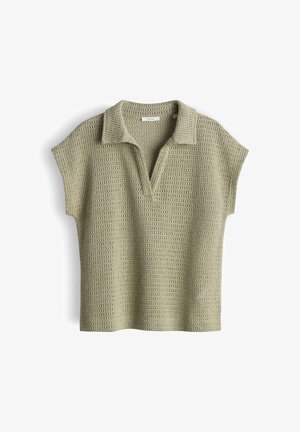 Kurzärmliges, helles olivgrünes, strukturiertes Strick-Poloshirt mit Kragen und V-Ausschnitt.