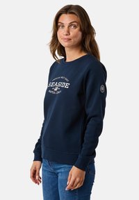 Navyblauwe sweatshirt van een katoenmix, met een ronde halslijn, lange mouwen en een "SEASIDE" graphic op de voorkant.