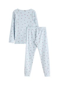 Ensemble de pyjama rayé bleu clair avec des manches longues et un pantalon à taille élastique, orné de petites cerises sur tout le vêtement. Matière en coton doux.