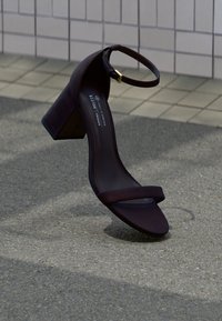 Επιλέχθηκε, dark brown