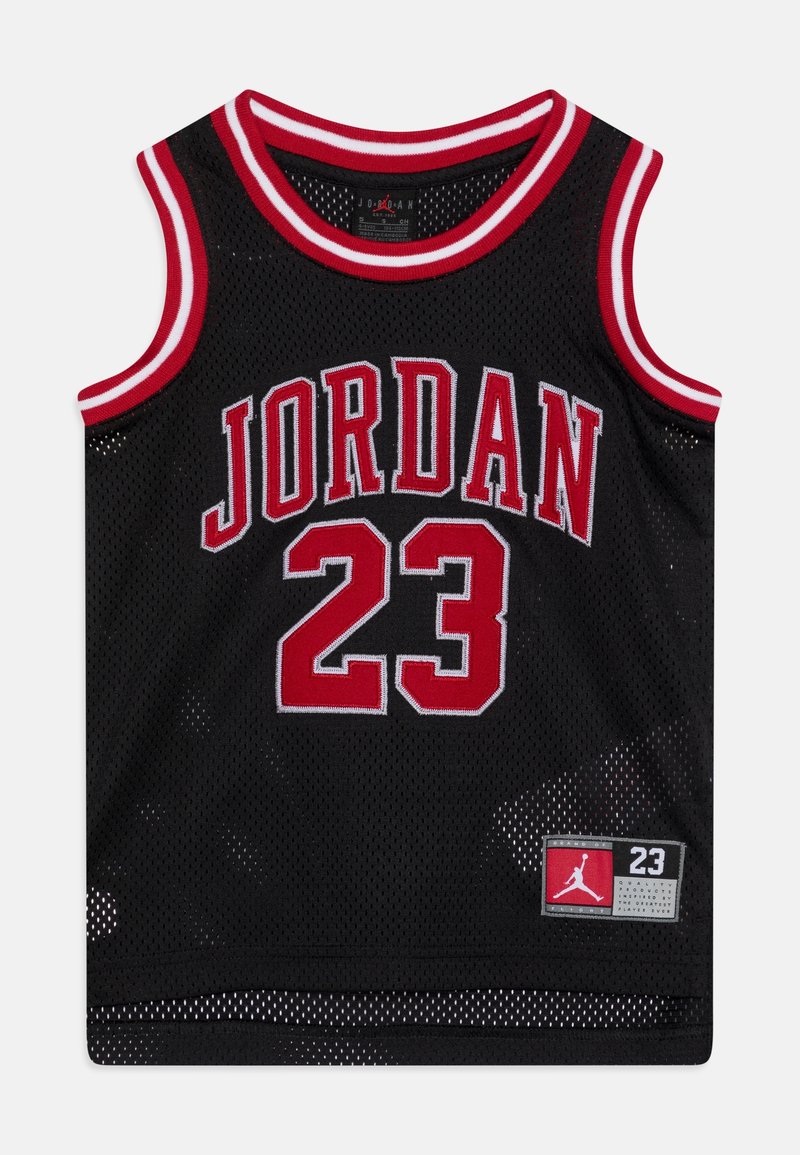Musta koripallopaita punaisilla ja valkoisilla yksityiskohdilla, edessä "JORDAN" -teksti ja numero 23 punaisena, alavasemmalla logopatch.