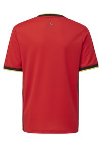 T-shirt sportivo rosso con maniche corte, scollo tondo con rifiniture gialle e nere, e un tessuto texturizzato e traspirante.