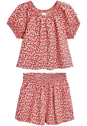 Ensemble d'été deux pièces pour filles avec encolure et taille élastiques, imprimé cerises rouges sur fond blanc, manches courtes et devant boutonné.