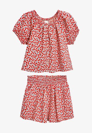 Ensemble d'été deux pièces pour filles avec encolure et taille élastiques, imprimé cerises rouges sur fond blanc, manches courtes et devant boutonné.