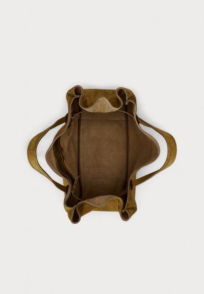 Torbica od smeđeg antilopa s mekanom teksturom, otvorenim vrhom i unutarnjim džepovima na patentni zatvarač. Ima čvrste remene i širok, prostran dizajn.