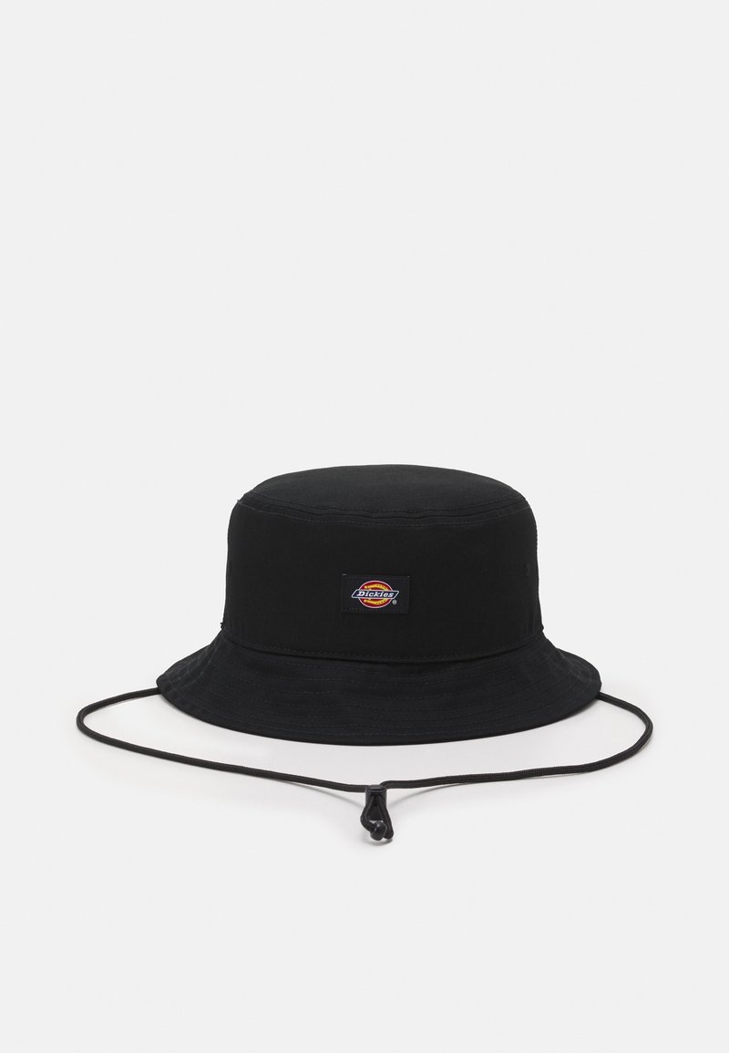 Chapeau bob noir avec une couronne ronde, un large bord, une lanière de menton réglable et un petit patch rectangulaire avec logo à l'avant.