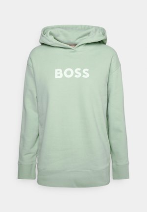 Mátově zelená mikina s kapucí z měkké látky, s přední kapsou ve tvaru klokánka a nápisem „BOSS“ vytištěným bílou barvou přes hrudník.