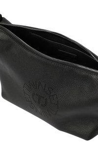Borsellino in pelle nera con superficie testurizzata, chiusura con cerniera e dettaglio logo in rilievo. L'interno è foderato e presenta una tasca aggiuntiva.