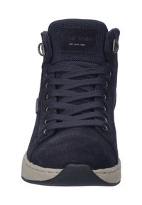 Tummansininen samettinen korkeavartinen kenkä, jossa on verkkomateriaali kielessä, metalliset yksityiskohdat ja nauhakiinnitys. Kontrastivärinen kumipohja, jossa on tekstuuroitu muotoilu.