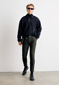 Les Deux COMO PANTS SEASONAL - Chino hlače - deep forest/charcoal
