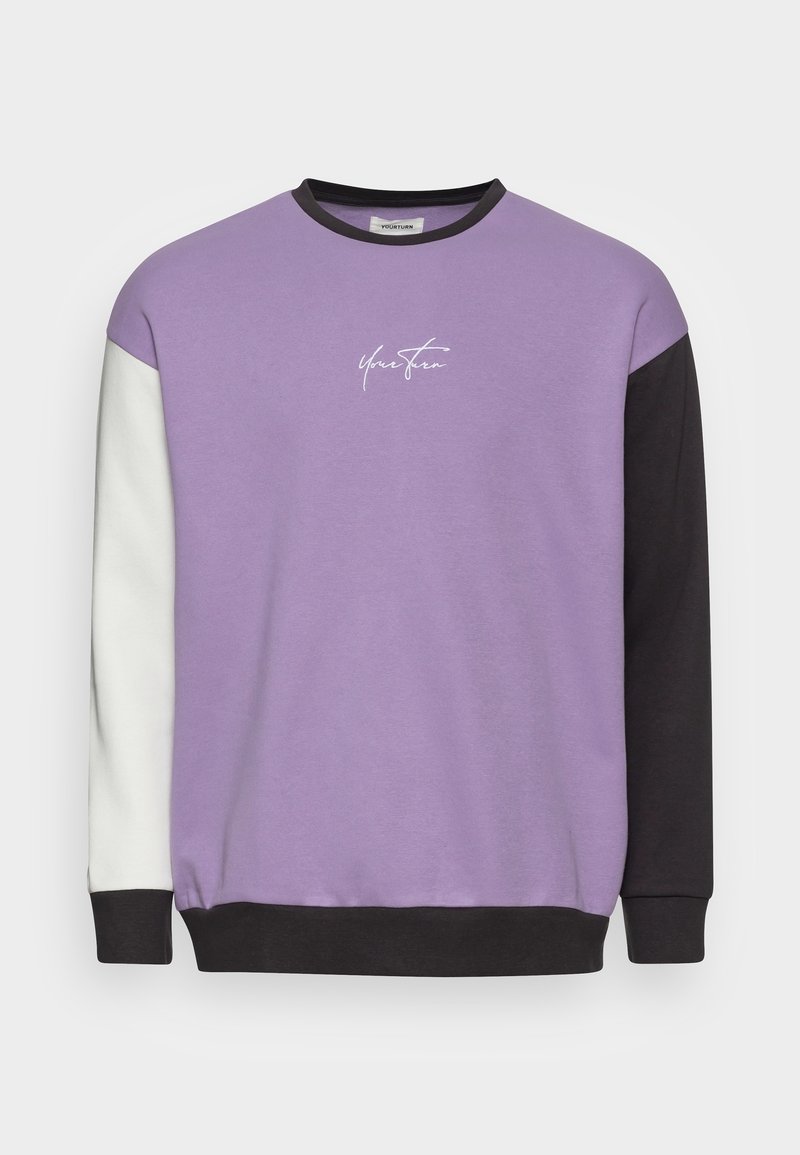 Sweatshirt col rond avec torse lavande, manche gauche blanche, manche droite noire, col et ourlet noirs, avec logo en écriture blanche sur la poitrine.