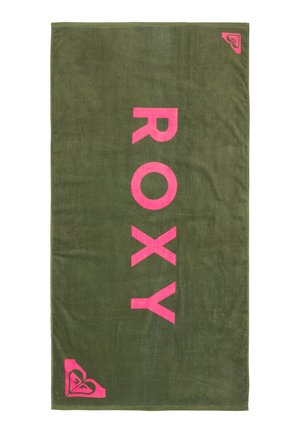 Toalla verde oliva con texto vertical grande en rosa que dice "ROXY" en el centro y logotipos de corazones en rosa en dos esquinas opuestas.