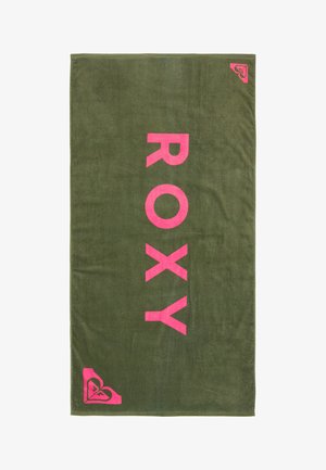Toalla verde oliva con texto vertical grande en rosa que dice "ROXY" en el centro y logotipos de corazones en rosa en dos esquinas opuestas.