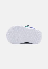 Nike Performance REVOLUTION 7 - Laufschuh Straße - white/stadium green/persian violet/midnight navy
