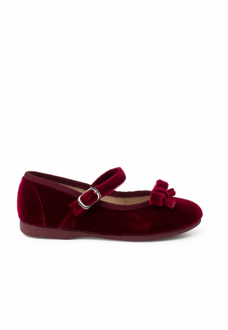 Burgunderfarbene Samtflatschuhe mit rundem Zeh, einem Riemen mit einer silbernen Schnalle und dekorativen Schleifen an der Vorderseite. Weicher Textur und flaches Profil.