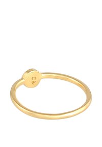 Inel placat cu aur, cu un brâu neted și un vârf rotund care prezintă o gravură. Materialul este marcat cu 925 pentru conținutul de argint sterling.