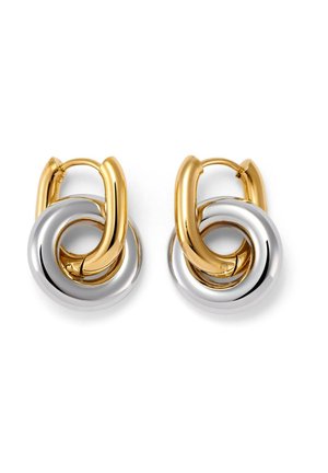 Paar zweifarbige, kräftige Creolen mit ineinandergreifenden, polierten goldenen und silbernen runden Gliedern vor weißem Hintergrund.