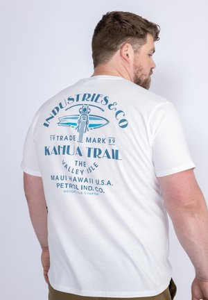 Witte katoenen t-shirt met blauwe bedrukte tekst en een graphic van een surfplank en een motor. Korte mouwen, ronde hals, losse pasvorm.