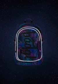 Plecak w tropikalny wzór palm w kolorze fioletowym i niebieskim, z odblaskowymi detalami, przednią kieszenią i fakturowanym uchwytem zamka. 