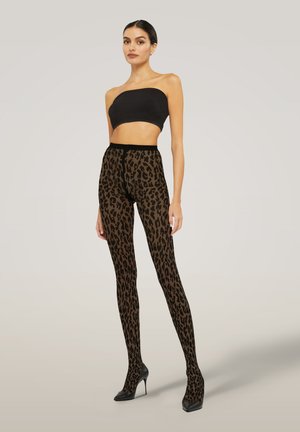 Jaguarprint leggings i mørkebrun og sort gennemsigtigt stof med en glat tekstur, parret med en sort cropped top og højhælede sko.