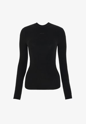 Svart långärmad topp gjord av stretchigt material, med rundad hals, figurnära silhuett och diskret logotypdetalj framtill.