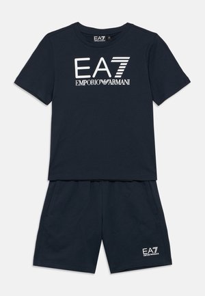 Marineblaue Shorts und T-Shirt aus Baumwolle mit weißem EA7 Emporio Armani Logo auf der Vorderseite; schlichtes Design mit lässiger Passform.
