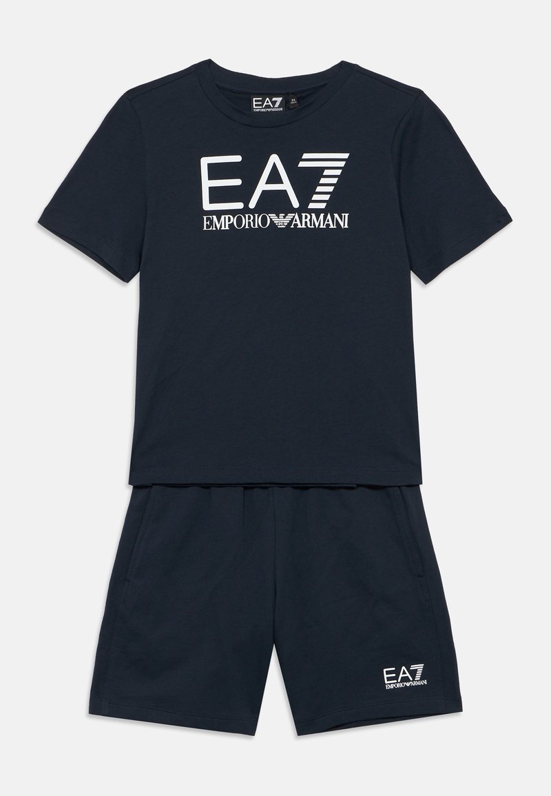 Tumesinised puuvillased lühikesed püksid ja T-särgi komplekt, millel on ees valge EA7 Emporio Armani logo; lihtne disain, vabaaja lõikega.