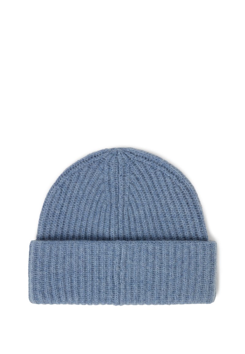 Rippstrickmütze in sanft blauer Farbe mit umgeschlagenem Bündchen, aus Wolle gefertigt und mit strukturiertem Stichdetail versehen.