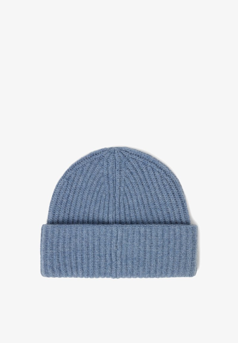 Rippstrickmütze in sanft blauer Farbe mit umgeschlagenem Bündchen, aus Wolle gefertigt und mit strukturiertem Stichdetail versehen.