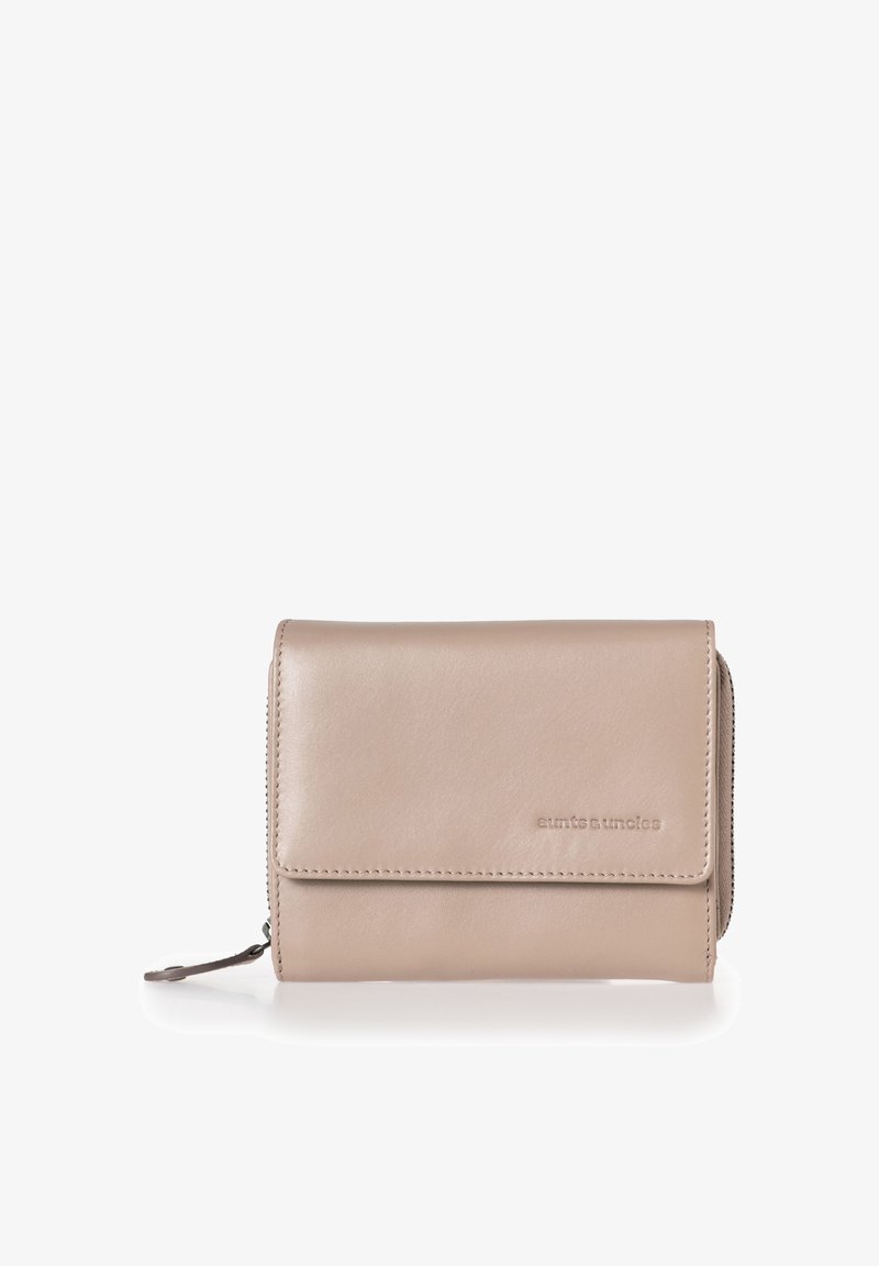 Portafoglio in pelle rosa con una texture liscia, chiusura a patta e scomparto con zip, impreziosito da un logo in rilievo sulla parte anteriore.