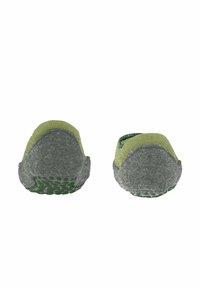 Pantofole grigie con accenti verdi, forma arrotondata e suole in gomma texturizzata con motivi circolari per una maggiore aderenza.