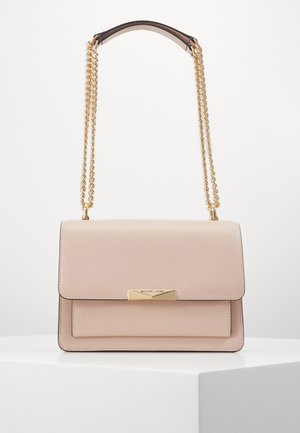 Beige leren handtas met gouden kettingriem en Michael Kors gouden naambordje op de voorklep, tentoongesteld op een witte ondergrond.